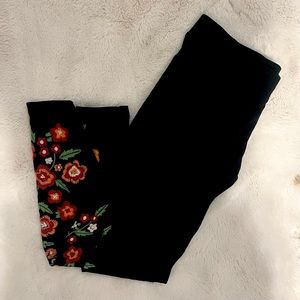 EXPRESS FLORAL EMBROIDERED Black LEGGING. Size XS